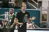 Alexander Zverev applaudiert mit seinem Schläger.
