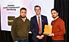 Zwei Männer nehmen den Preis vom Lieferando-Award entgegen.