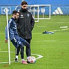 Merlin Polzin beobachtet einen Pass von Fábio Vieira im Training