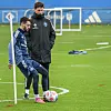 Merlin Polzin beobachtet einen Pass von Fábio Vieira im Training