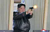 Kim testet Waffen in Munitionsfabrik