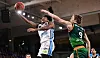 Ross Williams unter dem Korb gegen den Trierer Marco Hollersbacher