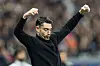 Albert Riera gestikuliert am Spielfeldrand