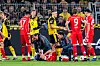 Nico Schlotterbeck gestikuliert vor Josip Stanisic, der behandelt wird