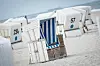 Leere Strandkörbe am Strand von Kampen