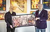 Die Galeristen Tim Ewald (l.) und Christian Radel mit einem Bild von Jacques Henri Roger aus dem Jahr 1990.