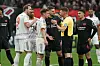 Spieler des FC Bayern und Leverkusen diskutieren mit dem Schiedsrichter