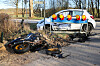 Das zerstörte Motorrad und der beschädigte Kleinwagen an der Unfallstelle in Klein Rönnau.