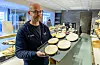 Jannik Harms, Geschäftsführer der De Heidbäcker GmbH, hält ein Blech „Grönländer” in der Hand.