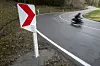 Ein Motorradfahrer fährt auf einer Straße (Symbolbild)
