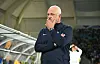 Graham Arnold grübelt mit der Hand an seinem Kinn.