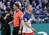 Deniz Aytekin neben Miro Muheim auf dem Spielfeld