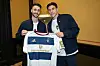Fábio Vieira und Nicolas Capaldo präsentieren das neue HSV-Sondertrikot