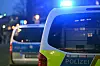 Polizeiautos auf der Autobahn im Dunklen.