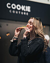 In Szene setzen: Influencer posten sich gerne mit den dekorierten Cookies.