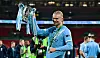 Erling Haalan jubelt mit der Carabao-Cup Trophäe
