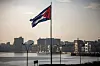 Die Flagge Kubas weht an der Küste vor Havanna.