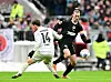 Senne Lynen von Werder Bremen im Zweikampf mit St. Pauli-Profi Jackson Irvine