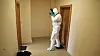 Ein Ermittler macht Fotos von dem Tatort in Rostock. Überall in der Wohnung war Blut.