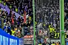 Fans von RB Leipzig sorgen während der Halbzeitpause in Hamburg für Unruhe.