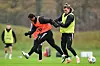 Joel Chima Fujita und Jackson Irvine im Zweikampf im St. Pauli-Training