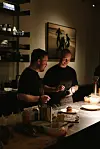 Marc Moog (l.) und Hannes Plewa kochen im Pop-up-Restaurant „Zero Neuf“.