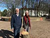 Empört über die Rodung am Mahnmal: Peter Mathews (74) und Helga Obens (80)