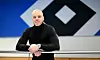HSV-Präsident Henrik Köncke vor einer HSV-Wand