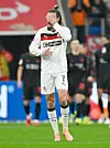 Jackson Irvine hält sich die Hand vors Gesicht