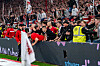 Stuttgarter Fans wüten hinter der Werbebande