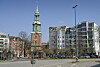 Die Heilige-Dreieinigkeits-Kirche am Nordende des Spadenteiches. Der Platz soll in Zukunft zu einem Quartierstreff werden. Parkplätze sollen weichen.