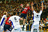 Simon Pytlick wirft einen Ball gegen Andreas Magaard vom HSVH
