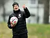St. Pauli-Trainer Alexander Blessin zeigt die Daumen-hoch-Geste