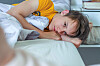 Junge liegt im Bett