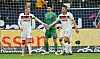 Die St. Pauli-Spieler Eric Smith und Hauke Wahl klatschen sich ab