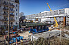 Die neue Bahnbrücke wird Stück für Stück hochgehievt, anschließend dann gedreht und an die bestehenden Gleise angedockt.