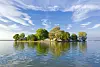 Kleine Insel mit Bäumen