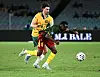 St. Paulis australischer Nationalspieler Connor Metcalfe kmäpft mit dem Kameruner Arthur Avom um den Ball