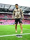 Joel Chima Fujita barfuß auf dem Rasen vor einem Spiel des FC St. Pauli