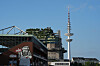 Blick übers Heiligengeistfeld auf den Fernsehturm, davor der Feldstraßenbunker und das Millerntorstadion.