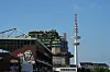 Blick übers Heiligengeistfeld auf den Fernsehturm, davor der Feldstraßenbunker und das Millerntorstadion.