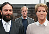 Der mitangeklagte Gerhard Delling steht hinter seiner Lebensgefährtin Christina Block und deren Anwalt Ingo Bott.
