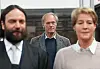 Der mitangeklagte Gerhard Delling steht hinter seiner Lebensgefährtin Christina Block und deren Anwalt Ingo Bott.