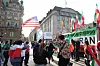 Am Sonntagnachmittag versammelten sich hunderte Menschen auf dem Rathausmarkt und brachten ihre Freude über den Militäranschlag im Iran zum Ausdruck.