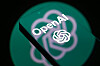 OpenAI-Logo und Schriftzug auf grünem Hintergrund, diagonal von dunklen Balken durchschnitten.