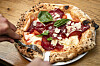 Eine neapolitanische Pizza mit dicken, fluffigem Rand.