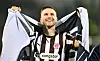 Karol Mets lacht nach einem Sieg des FC St. Pauli
