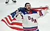 Connor Hellebuyck jubelt mit US-Flagge nach dem Eishockey-Finale bei Olympia