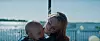 Polizistin Julia (Lea van Acken) mit ihrem Sohn Leon auf einem Karussell am Wasser.