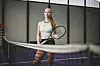 Isabella Abendroth posiert am Tennis-Netz